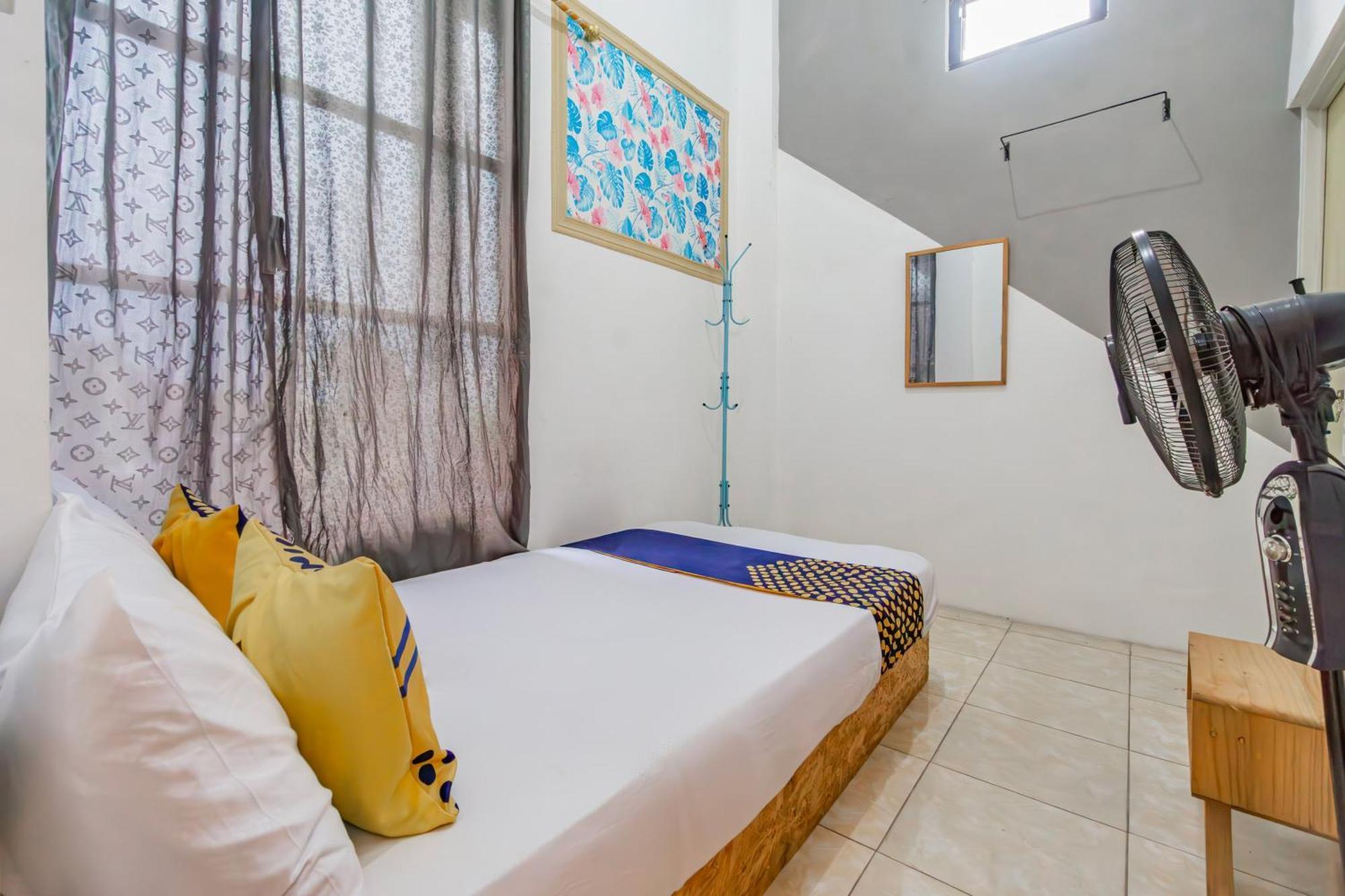 Oyo Life 94040 Agung Home Stay Сурабая Екстериор снимка